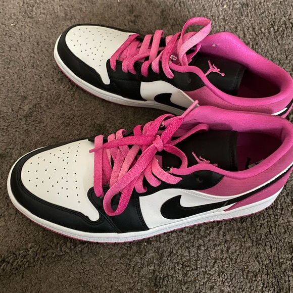 Hot pink Jordan 1s - Picture 2 of 3